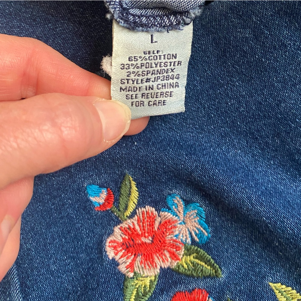 Embroidered Floral Denim Shorts - Picture 7 of 9